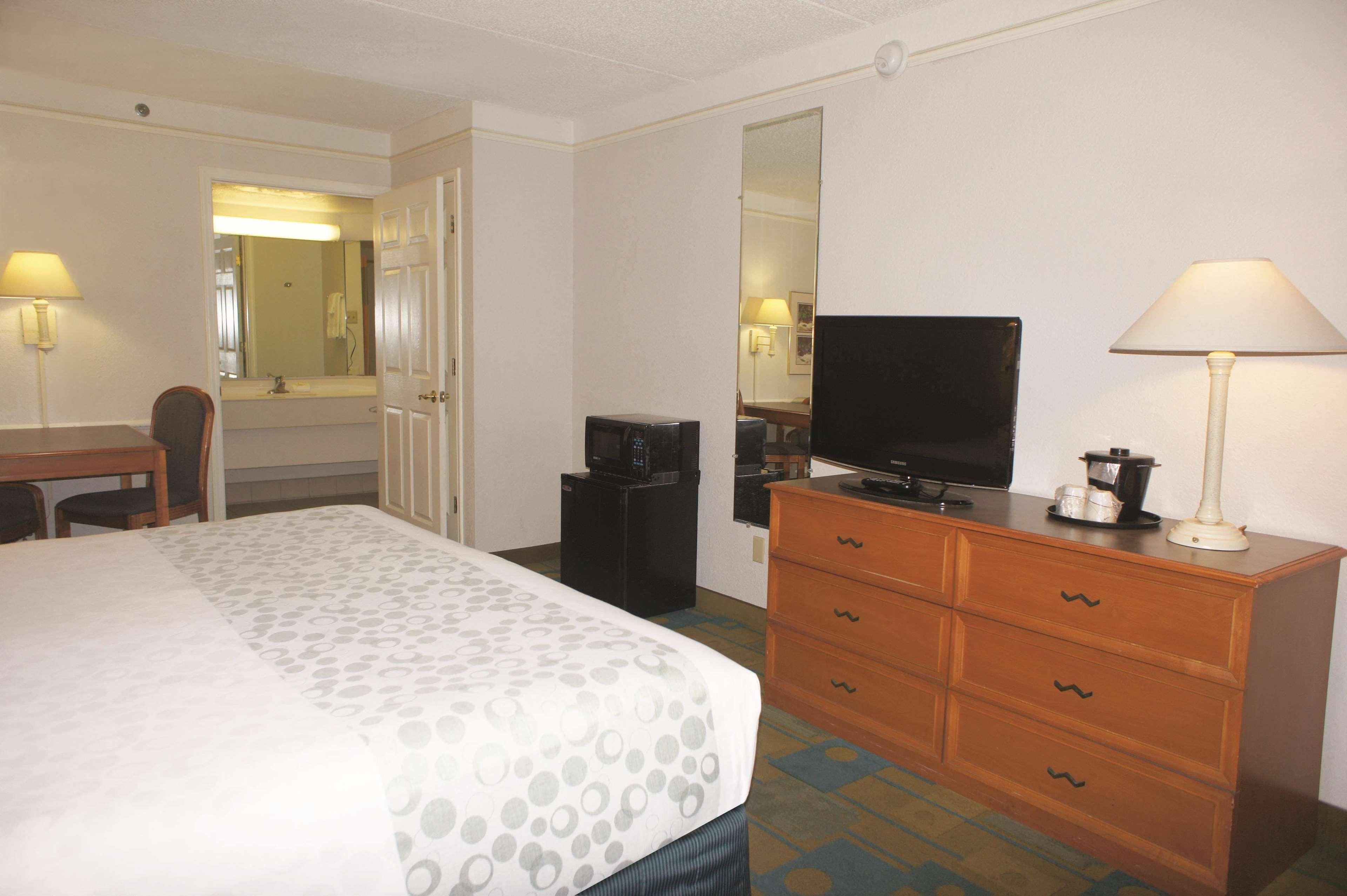Days Inn By Wyndham San Diego Vista Exteriér fotografie