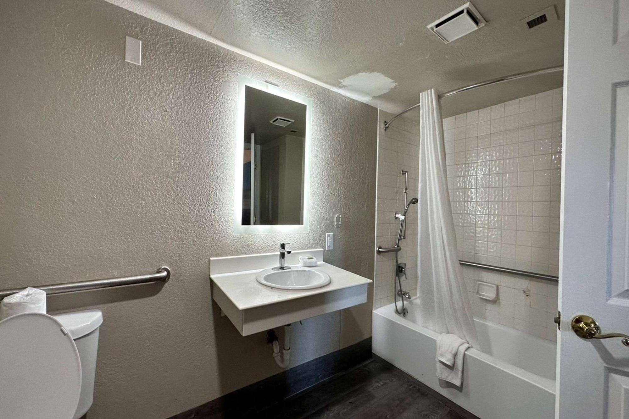 Days Inn By Wyndham San Diego Vista Exteriér fotografie