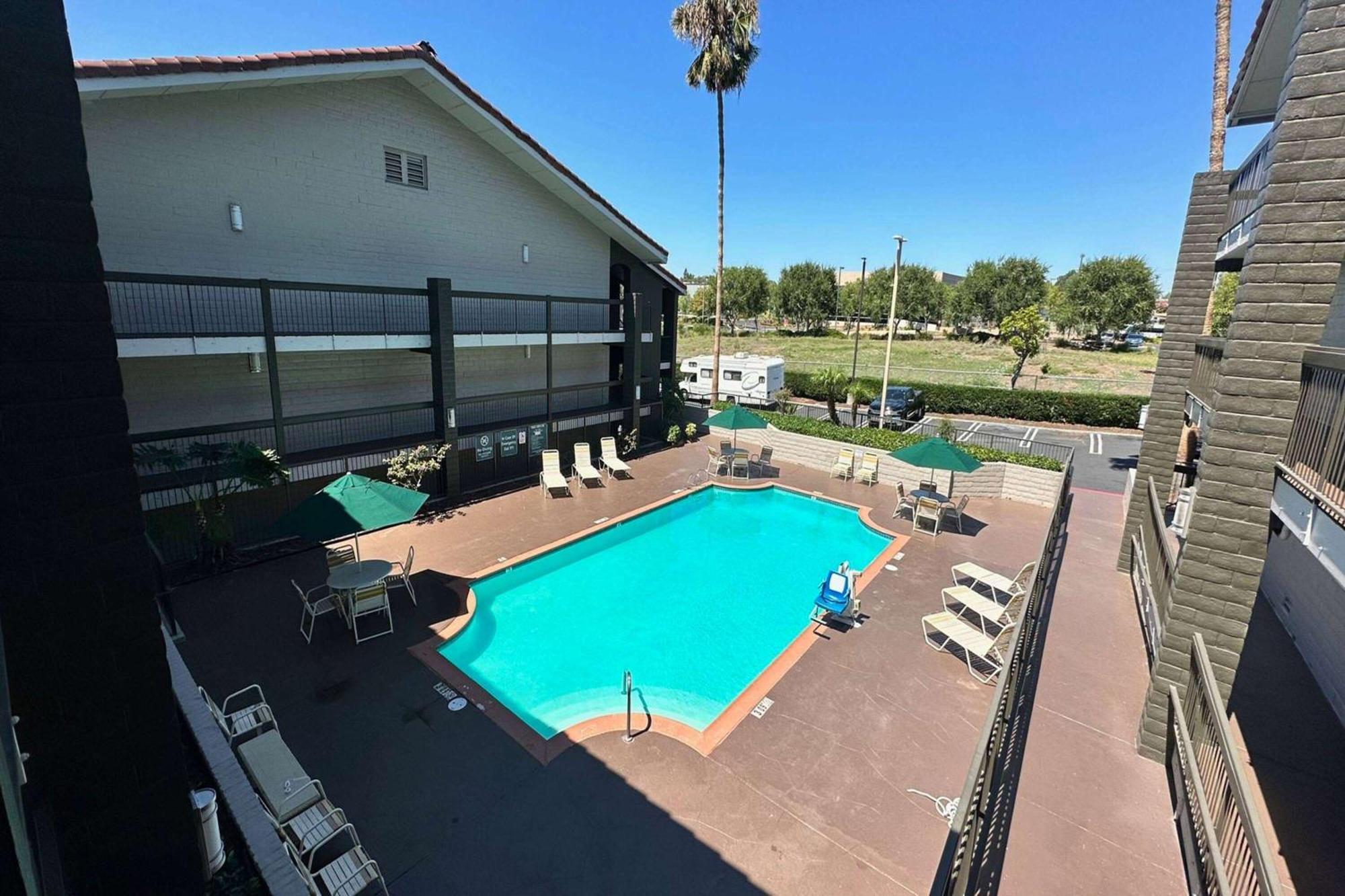 Days Inn By Wyndham San Diego Vista Exteriér fotografie